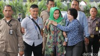 Selain di dunia politik, sejak usia 21 tahun Lily dikenal sebagai pebisnis. Hal itulah yang mengantarkannya menjabat anggota Dewan Pembina Ikatan Wanita Pengusaha Indonesia (Iwapi) Bengkulu. Dia kemudian juga bekerja sama dengan perancang busana untuk mengembangkan kain batik Basurek khas Bengkulu.