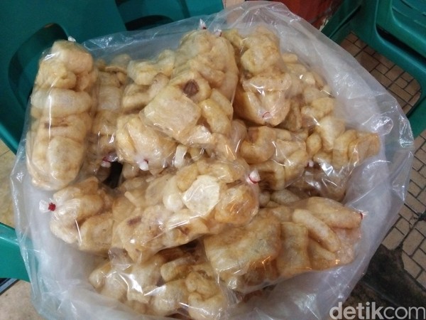 Untuk pecinta kerupuk, jangan khawatir karena ada pedagang yang berjualan kerupuk di depan kedai. Kerupuk akan langsung diletkkan di atas meja (Bonauli/detikTravel) Untuk pecinta kerupuk, jangan khawatir karena ada pedagang yang berjualan kerupuk di depan kedai. Kerupuk akan langsung diletkkan di atas meja (Bonauli/detikTravel)