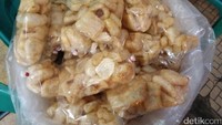 Untuk pecinta kerupuk, jangan khawatir karena ada pedagang yang berjualan kerupuk di depan kedai. Kerupuk akan langsung diletkkan di atas meja (Bonauli/detikTravel)