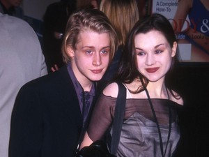 5 Selebriti yang Menikah Muda di Usia Belasan Tahun