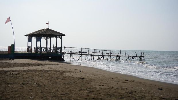 Melipir Sejenak ke Pantai Tersembunyi di Batang