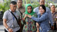 Sebelum mendampingi sang suami, Ridwan Mukti, Lily pernah aktif sebagai anggota DPRD Sumatera Selatan. Ia juga pernah terjun dalam dunia politik dan bergabung dengan Partai Golkar di Kabupaten Musi Rawas.