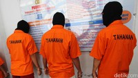 Para tersangka dihadirkan dalam rilis dengan tangan diborgol.