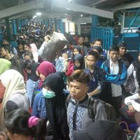 Penumpang Pejalan Kaki Mulai Padati Pelabuhan Merak  