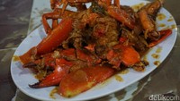 Selain Santiga Seafood, di kawasan Fatmawati juga menjual kepiting enak. Kepiting saus padang yang pedas disajikan fresh dengan paduan bumbu yang mlekoh. Mau coba? Foto: detikFood