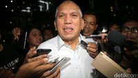 Chairuman keluar gedung KPK usai diperiksa sebagai saksi kasus dugaan korupsi e-KTP. 