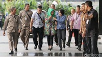 Tak cuma di bidang fashion, Lily juga diketahui memiliki usaha di bidang kafe bernama Lowville di Kemang, Jakarta Selatan. Namun usaha tersebut telah berhenti beroperasi sejak tahun lalu.