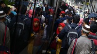 Ribuan pemudik mulai memadati Stasiun Pasar Senen, Jakarta, Selasa (20/6).