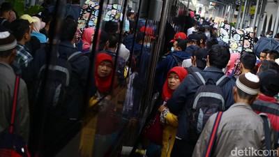 Stasiun Senen Mulai Dipadati Pemudik