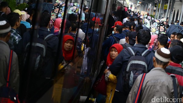 Stasiun Senen Mulai Dipadati Pemudik