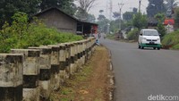 Polisi mengamankan barang bukti paku tersebut tepatnya di depan PLN Cimanggung, yang diketahui di jalan tersebut masih minim dengan Penerangan Jalan Umum (PJU). Pool/Wisma Putra.