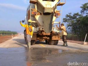Cegah Gangguan Debu, Tol Fungsional Batang-Grising Disiram Air Semen