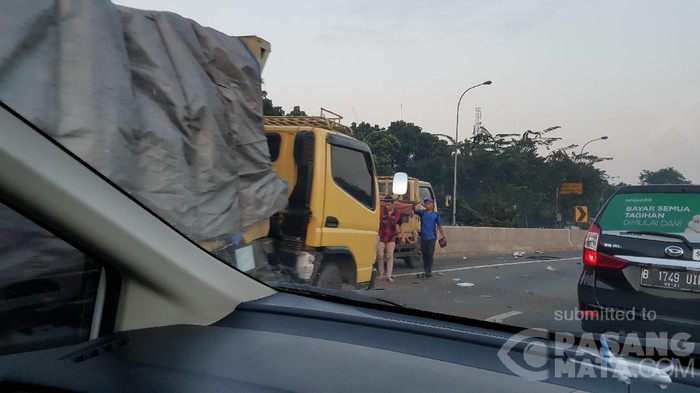 Kecelakaan Truk di KM 31 Tol JORR arah Pasar Rebo
