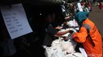 Ketika Prajurit TNI Berburu Sembako Murah