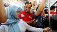 Petugas juga turut melakukan sosialisasi kepada penumpang tentang bahaya narkoba.