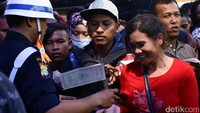 Petugas memeriksa data-data pemudik.