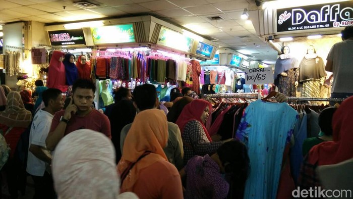 Lebaran Makin Dekat, Pasar Tanah Abang Masih Ramai Diserbu Pembeli