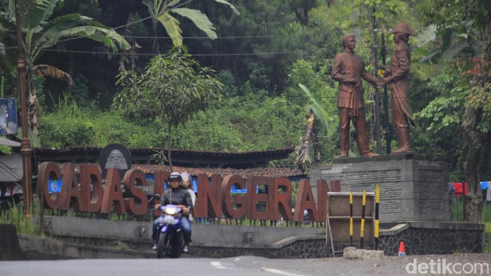 Pemudik dari arah exit Tol Cileunyi yang memiliki tujuan Majalengka, Kuningan, dan Cirebon mulai melintasi Jalur Tengah Cadas Pangeran Kabupaten Sumedang, Jawa Barat.