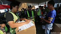 Petugas mendata peserta mudik bareng.