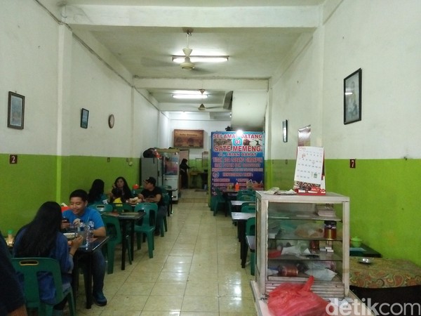 Kedainya tak begitu besar. Tapi memanjang sampai ke belakang. Kedai ini cukup diisi dengan sekitar 30 orang (Bonauli/detikTravel) Kedainya tak begitu besar. Tapi memanjang sampai ke belakang. Kedai ini cukup diisi dengan sekitar 30 orang (Bonauli/detikTravel)