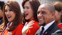 Roberto Carlos foto bersama pramugari AirAsia.