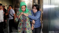 Ridwan dan 4 orang lainnya langsung masuk ke gedung KPK tanpa berkomentar.