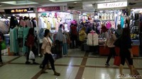 Begitu juga pada harga baju gamis yang diobral hampir setengahnya. Ada yang dijual dengan harga Rp 65 ribu, ada juga yang diobral seharga Rp 100 ribu. Murah kan?