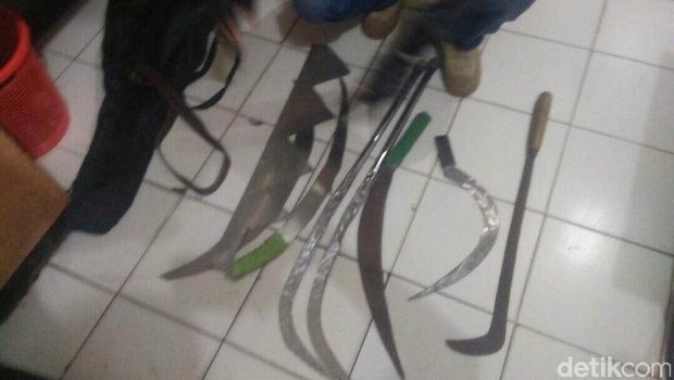 Polisi Tangkap Belasan Remaja yang Bawa Celurit di Jaktim