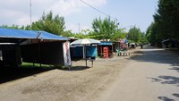 Foto: Sambil menikmati panorama alam, kita bisa menikmati jajanan Khas kota Tegal yang banyak dijajakan oleh pedagang (Masaul/detikTravel)