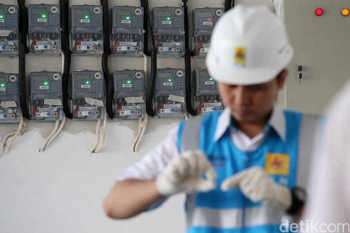 Menyambut lebaran Idul Fitri 1438H, Perusahaan Listrik Negara (PLN) memberi diskon hingga 50 persen untuk penyambungan tambah daya dan baru.