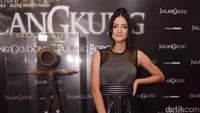 Ia tampil dengan dress semi transparan serba hitam. Pool/Noel/detikFoto.