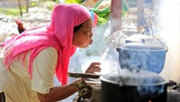 Seorang pengungsi tengah memasak. REUTERS/Romeo Ranoco.
