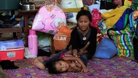 Seorang bocah dengan kakaknya tengah bermain di pengungsian. REUTERS/Romeo Ranoco.