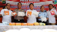 Kabid Humas Polda Metro Jaya Kombes Pol Argo Yuwono (dua dari kiri) dan Dirres Narkoba Polda Metro Jaya Kombes Pol Nico Afinta (tiga dari kanan) menggelar barang bukti di Mapolda Metro Jaya, Selasa (20/6/2017).