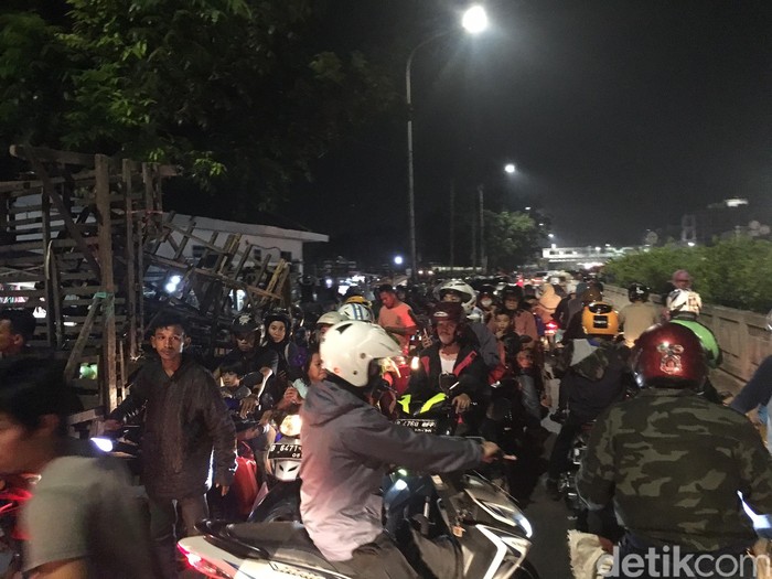 Pemotor Lawan Arus, Lalin di Depan Stasiun Pasar Minggu Macet