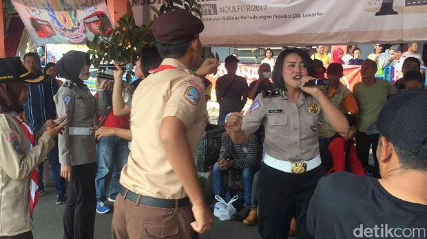 Saat Djarot dan Menhub Joget Bareng Polwan di Kampung Rambutan