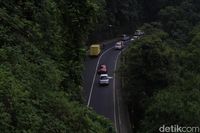 Jalur Cadas Pangeran Sumedang ini rawan longsor.