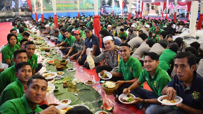 Serunya Kapolrestabes Surabaya Bukber Bersama Bonek