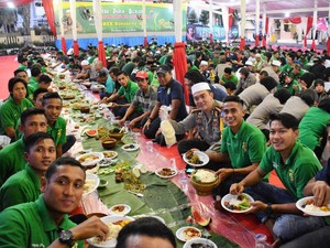 Serunya Kapolrestabes Surabaya Bukber Bersama Bonek