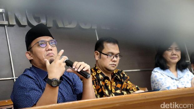 Dahnil Anzar Simanjuntak (kiri).