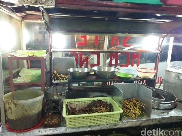 Daging sate diletakkan di depan kedai dengan etalase kaca. Sate baru akan dipanggang jika di pesan (Bonauli/detikTravel) Daging sate diletakkan di depan kedai dengan etalase kaca. Sate baru akan dipanggang jika di pesan (Bonauli/detikTravel)