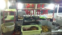 Daging sate diletakkan di depan kedai dengan etalase kaca. Sate baru akan dipanggang jika di pesan (Bonauli/detikTravel)