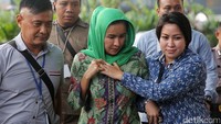 Selain keduanya, 3 orang yang terjaring dalam operasi tangkap tangan dibawa ke KPK.