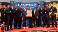 Penyanyi David Foster dan mantan pesepakbola Timnas Brazil Roberto Carlos yang mewakili CEO Grup AirAsia Tony Fernandes menerima penghargaan dari Skytrax. 