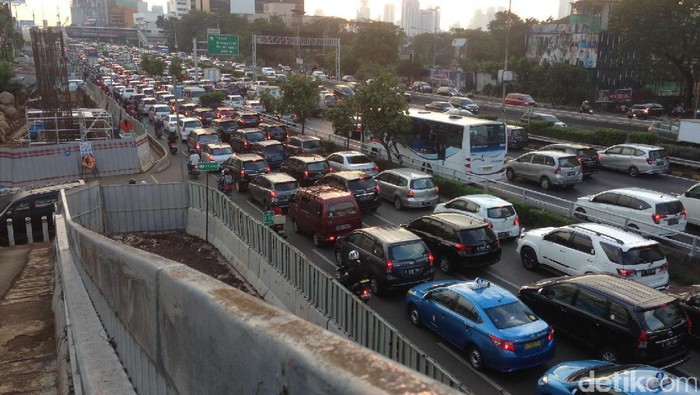 Lalin MT Haryono-Pancoran Macet Parah, Mobil Nyaris Tak Bergerak