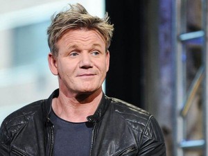 Gordon Ramsay Raih Rekor Membuat Fillet Ikan Tercepat di Dunia