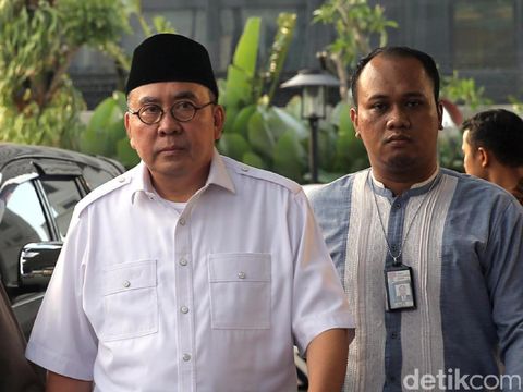 Gubernur Bengkulu Ridwan Mukti (berkemeja putih) resmi ditahan KPK