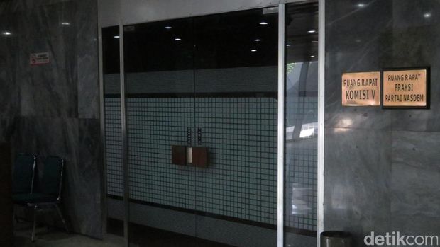 Pintu ruang rapat Komisi V tertutup / 
