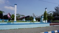 Foto: Selain kapal tank, bermacam objek lain bisa ditemukan. Beberapa di antaranya adalah pesawat tempur model capung, peluru, dan rudal zaman Belanda yang berukuran tinggi 1.5 meter, dan lain-lainnya (Masaul/detikTravel)