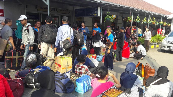 H-5 Lebaran, Stasiun Senen Mulai Dipadati Pemudik